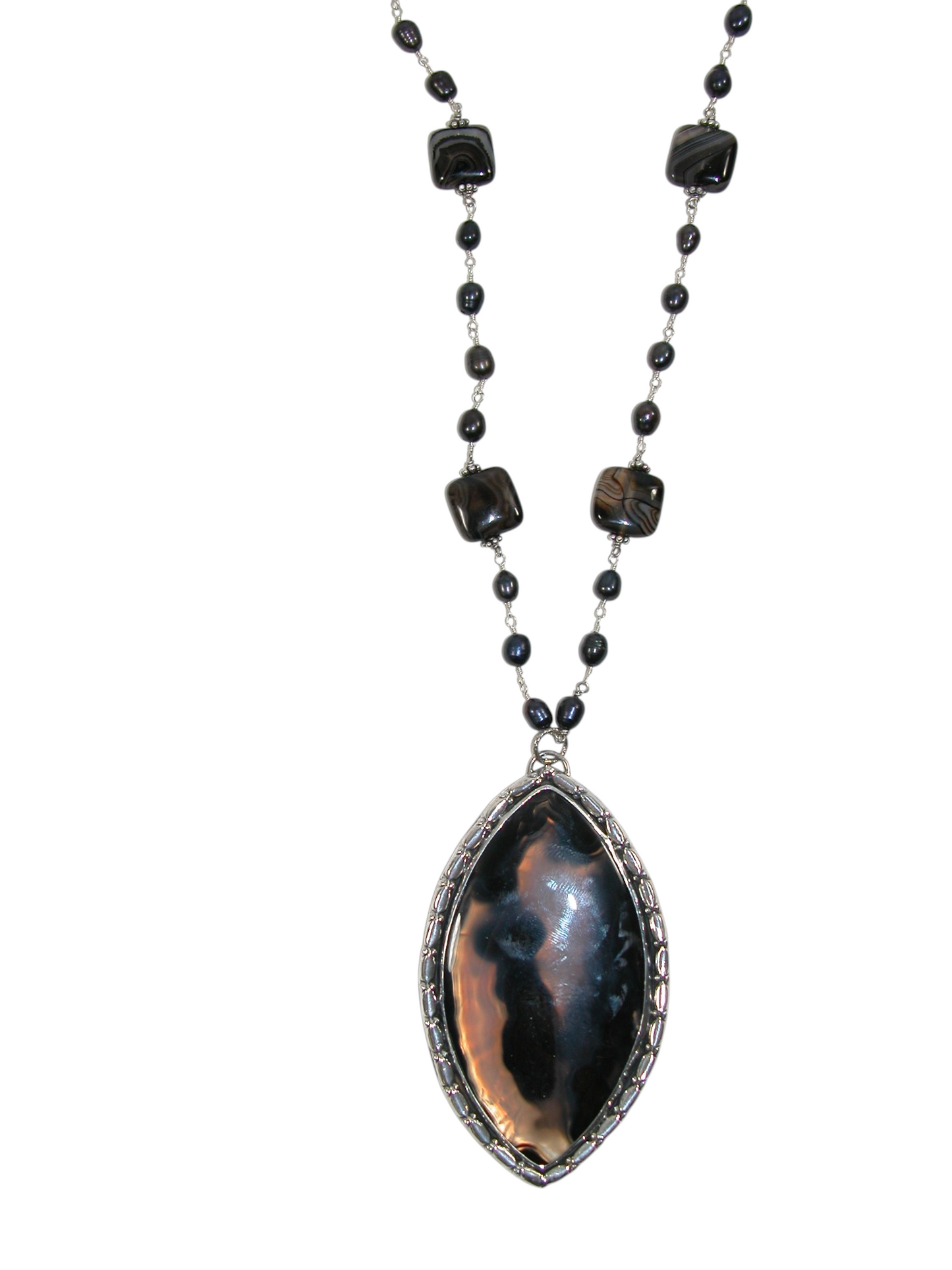 40140 Montanna Agate Pendant on Freshwater Pearl Jointed necklace