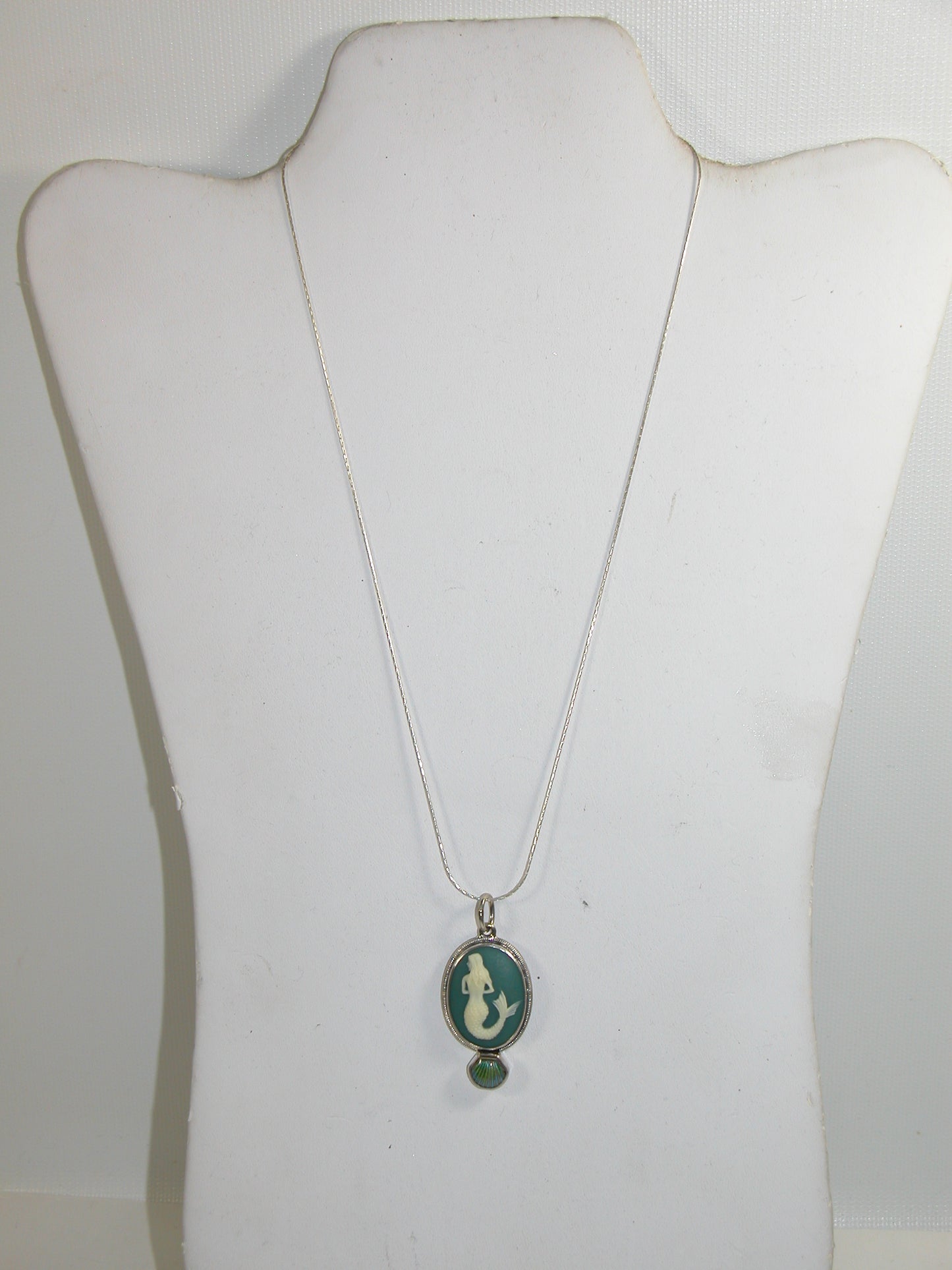 31353 Mermaid Cameo Seashell Hand Enameling Necklace