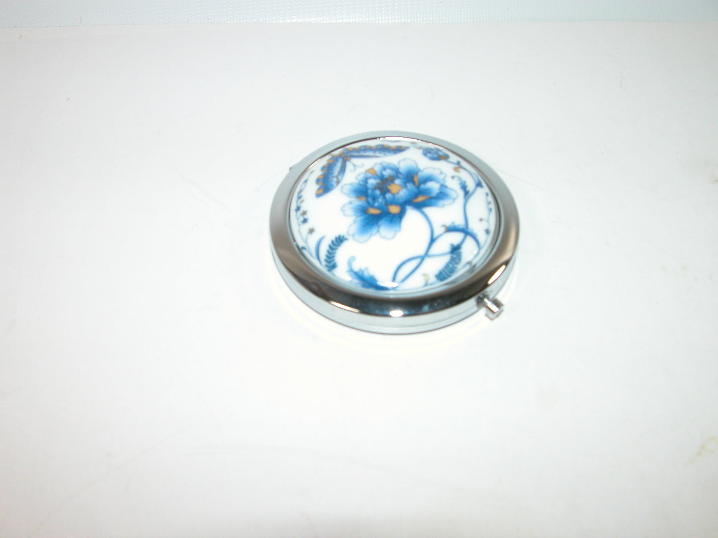 Blue and White Compact GF3258