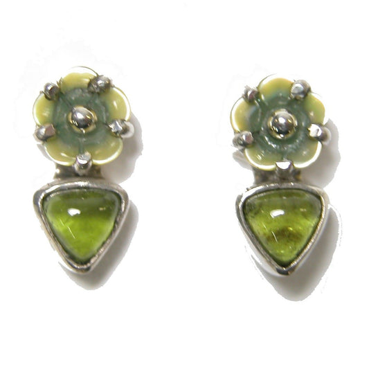 32161 Mother Of Pearl Flower Peridot Sterling Silver Earring