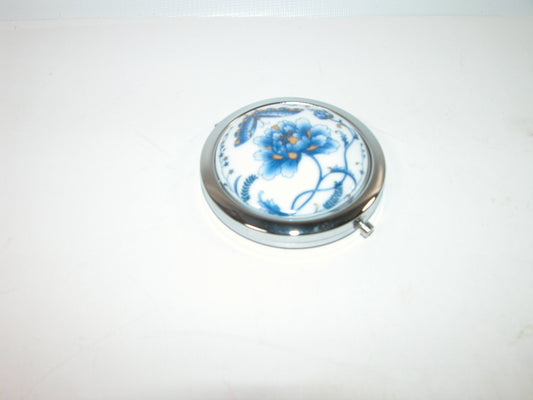 Blue and White Compact GF3258